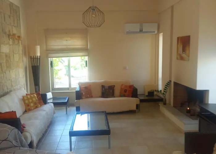 Vila Koumneni Pano Akourdalia