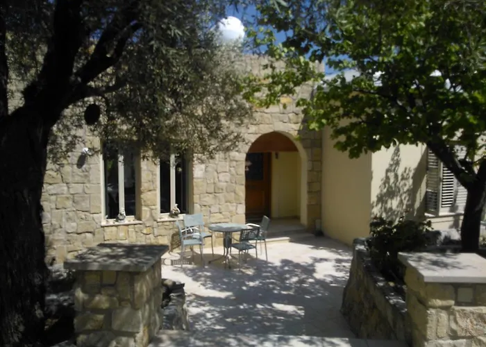 Koumneni Pano Akourdalia