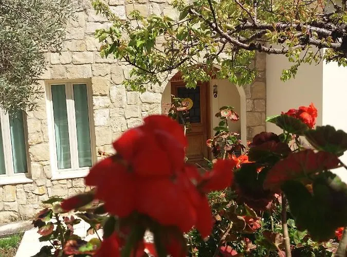 Vila Koumneni Pano Akourdalia